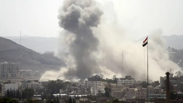 د سعودي عربستان په مشرۍ اییتلاف یمن کې د حوثي یاغیانو پر ضد هوايي بریدونه کوي