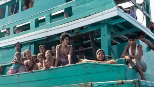 Lebih dari 3.000 migran, kebanyakan dari Myanmar dan Bangladesh, dengan menggunakan kapal kayu telah mendarat di Malaysia dan Indonesia, setelah ditolak oleh otoritas Thailand.