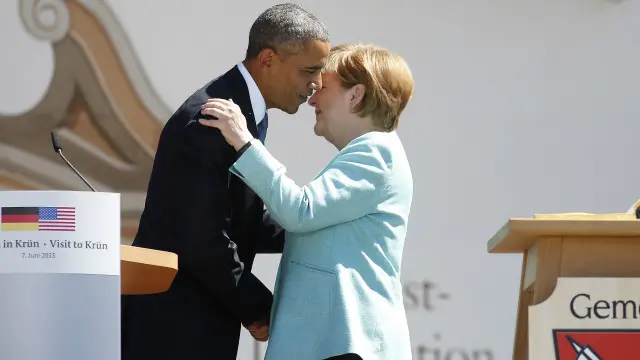 جرمنی کی چانسلر میرکل امرکی صدر اوباما کا استقبال کر رہی ہیں