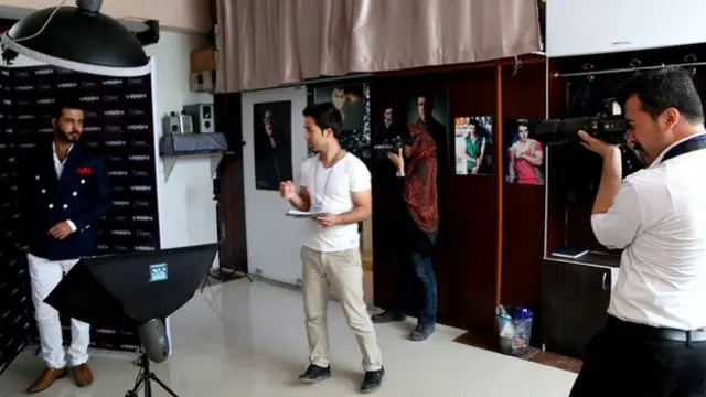 کچھ پروڈکشن کمپنیوں نے افغان ماڈلز کی قلت کے بائث غیر ملکی اداکاروں کا استعمال بھی کیا ہے