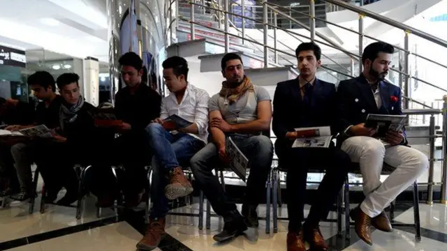 کابل کے مغربی حصے میں قائم ایک ماڈرن آفس میں درجنوں نوجوان رجسٹریشن کے لیے جمع ہیں 