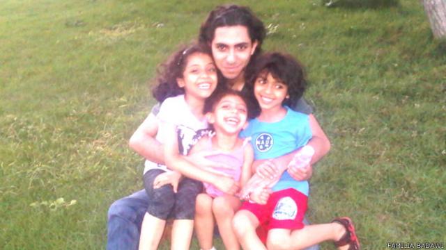 Raif Badawi con sus hijas