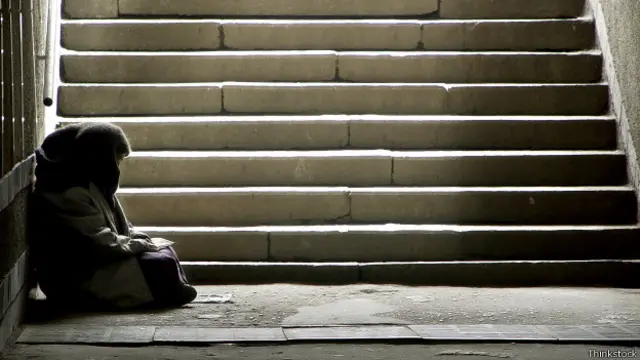 بانک جهانی نرخ غیر رسمی بیکاری در ایران را بیست درصد (آمار رسمی سال ۲۰۱۳، ۱۰.۳ درصد) تخمین زده است