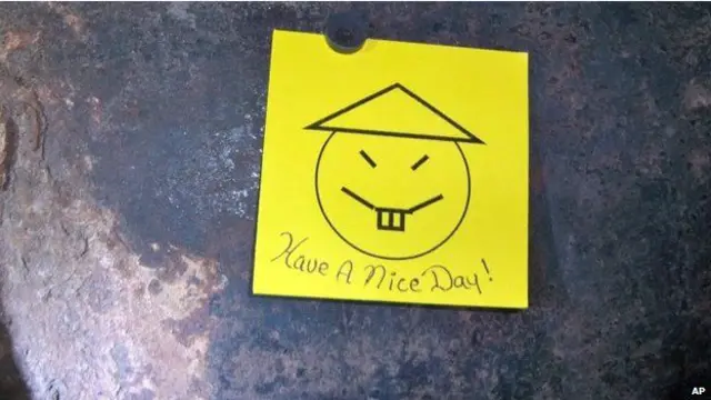 两人还嚣张地留了一张字条，上面画了一个笑脸，驻狱方有美好的一天。