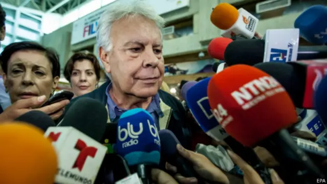 冈萨雷斯(中)在加拉加斯机场接受采访(7/6/2015)