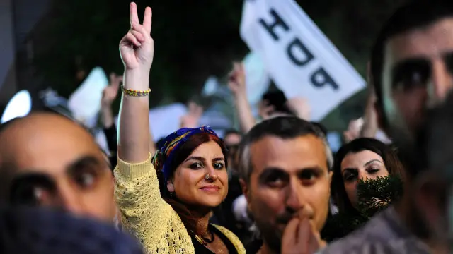 کرد نواز جماعت ایچ ڈی پی کے حامی اپنی پارٹی کی غیر متوقع کارکردگی کا جشن منانے نکل آئے