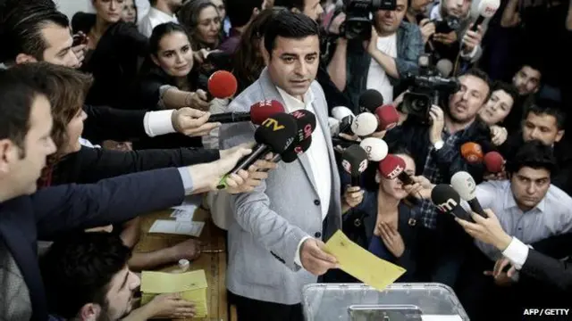 El carismático lider del HDP, Selahattin Demirtas, supo conectar mejor con los jóvenes que participaron en las protestas antigubernamentales de Gezi.