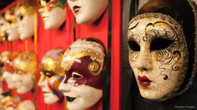 El políglota es como un camaleón cuando aprende un idioma.