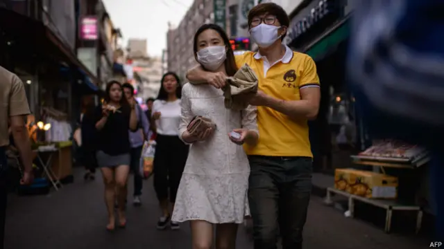 Warga Korsel memakai masker untuk melindungi diri dari penularan virus.