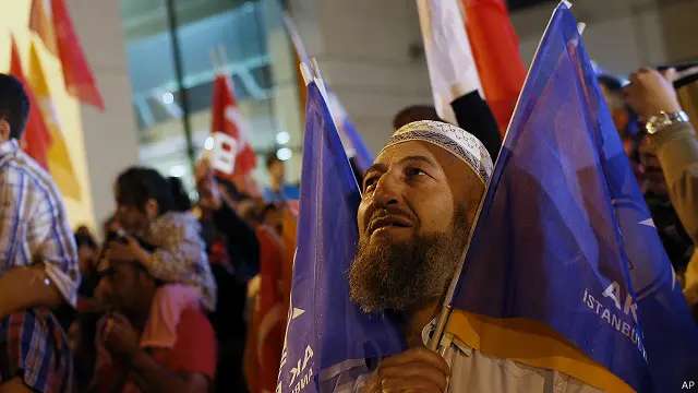 El AKP ganó los comicios, pero perdió la mayoría absoluta parlamentaria.