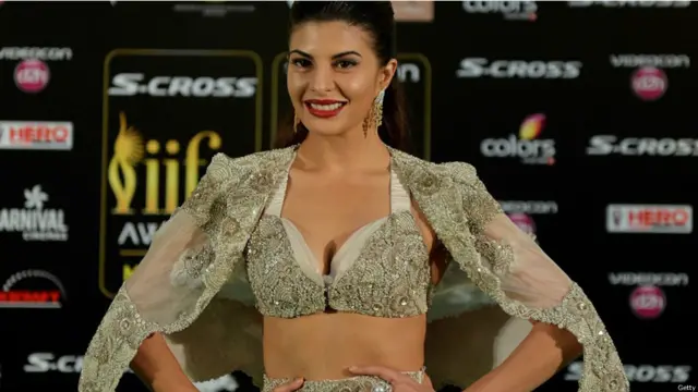 جیکلن فرنانڈیز کا تعلق سری لنکا سے ہے لیکن انھیں سلمان خان کی فلم کک کے بعد بالی وڈ میں کافی توجہ ملی ہے۔ یہاں وہ اپنے مخصوص انداز میں نظر آ رہی ہیں۔