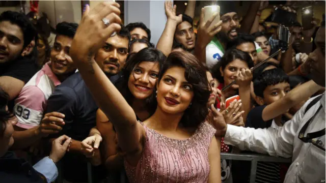 پرینکا چوپڑہ نے بھی اس فلم میں اہم کردار ادا کیا ہے اور یہاں وہ اپنے مداحوں کے درمیان سیلفی لیتی نظر آ رہی ہیں۔