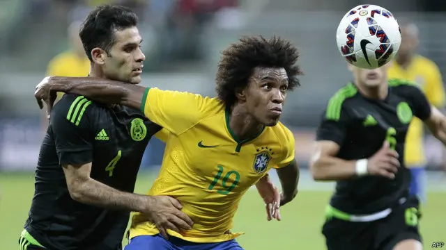 Brasil mampu menekuk Meksiko 2-0 dalam uji coba di Stadion Sao Paulo. Ini merupakan laga internasional pertama Brasil di kandang sendiri setelah ditaklukkan Jerman 0-7 dan Belanda 0-3 di Piala Dunia 2014 lalu.