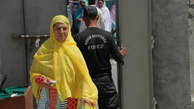 فوج کے معاونت کے لیے پولیس اہلکاروں سمیت رینجرز اور گلگت بلتستان سکاؤٹ کے چھ ہزار اہلکار بھی ڈیوٹی دے رہے ہیں۔