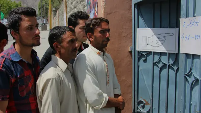 پولنگ مقامی وقت کے مطابق صبح آٹھ بجے شروع ہوئی اور بغیر کسی وقفے کے شام پانچ بجے تک جاری رہے گی۔