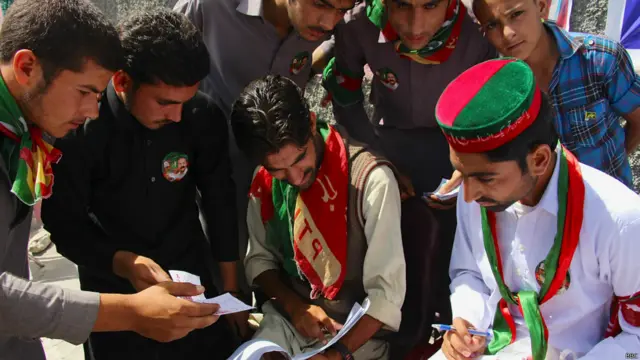 ان انتخابات میں آزاد امیدواروں کی بڑی تعداد کے علاوہ 17 سیاسی جماعتوں کے امیدوار بھی شریک ہیں۔