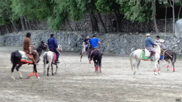 گلگت کا شاہی پولوگراؤنڈ آدھا ایک حلقے کی حدود میں ہے اور آدھا دوسرے کی