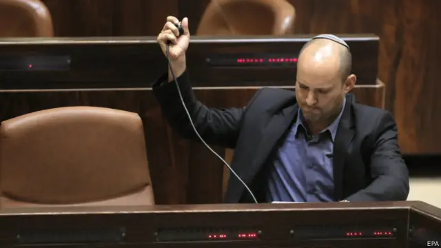 يشغل نفتالي بينت منصب وزير التعليم في الحكومة الإسرائيلية. 