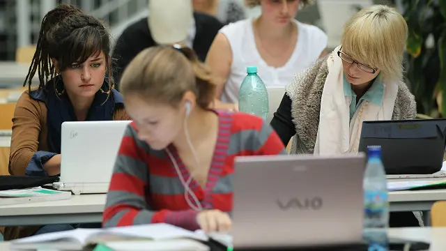 Hanya lebih dari setengah responden mengatakan kuliah di universitas mereka bernilai baik dan 8% menyatakan bimbang.