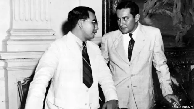 Sultan Hamid II (kanan), Ketua Majelis permusyawaratan negara-negara Federal (BFO) ikut berunding dalam Konferensi Meja Bundar (KMB) 1949.
