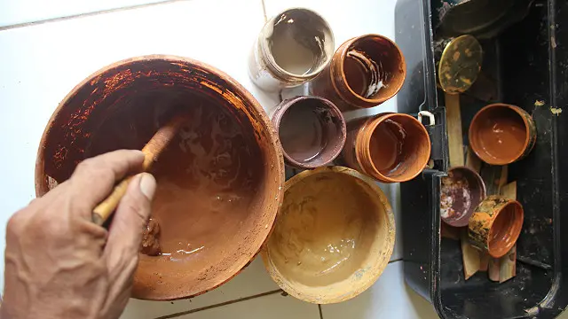 Ada 24 warna tanah liat yang ditemukan di seluruh Sulawesi Selatan. Tiap kabupaten, punya warna khas.