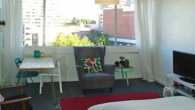 在悉尼，一处狭小的单人间起居公寓房即将挂牌出售。（图片：罗恩·达涅利）