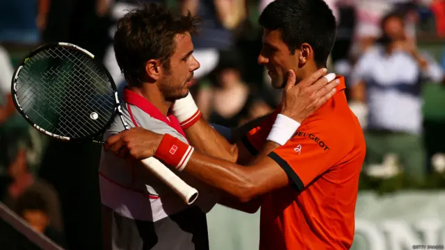 德约科维奇（右）祝贺瓦林卡（左）获胜（7/6/2015）