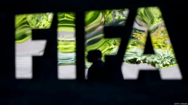 瑞士苏黎世国际足联总部门前的国际足联标志（3/6/2015）