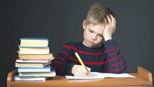 Niño haciendo tareas