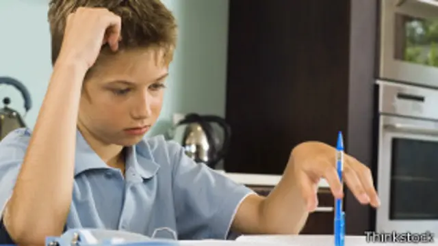 Niño haciendo deberes