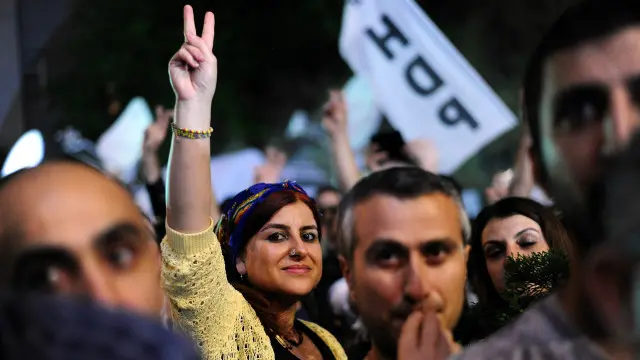 پس از برپایی نظام جمهوری در این کشور، مظاهر هویت کردی همچون زبان و پوشش ممنوع اعلام شد که منجر به سلسله شورشهای کردها از ۱۹۲۴ تا ۱۹۳۹ گردید و این کشور برای سالها، کردها را «ترک کوهی» می‌خواند.