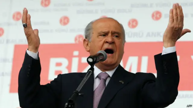 MHP lideri Devlet Bahçeli, ilk etapta AKP-HDP koalisyonunun düşünülmesi gerektiğini, olmazsa AKP-CHP-HDP koalisyonunun olabileceğini söyledi. 