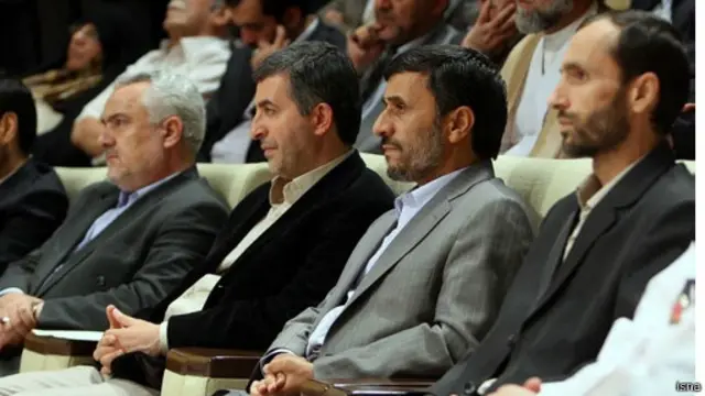 از راست حمید بقایی، محمود احمدی نژاد، اسفندیار رحیم مشایی و محمدرضا رحیمی