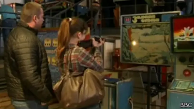 Una pareja rusa juega a uno de los juegos del museo de Moscú.