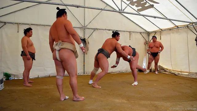 За схваткой других наблюдают внимательно и уважительно