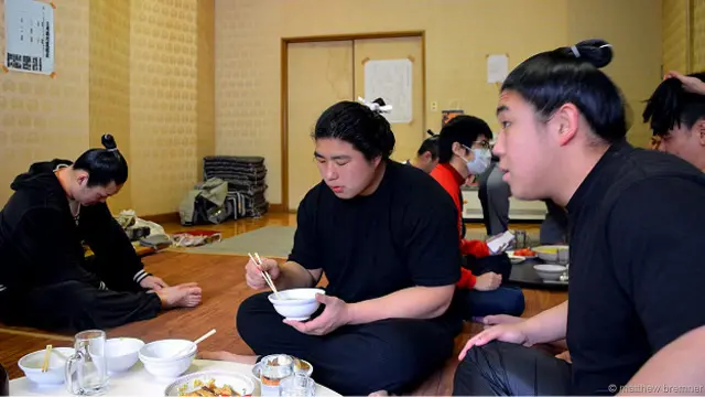 На обед борец может съесть от 6 до 10 плошек тянконабэ