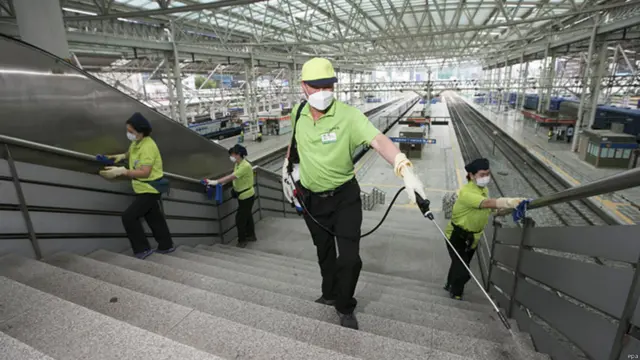 membersihkan stasiun kereta