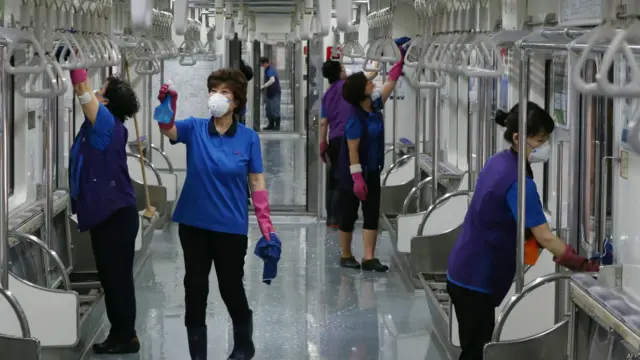 petugas membersihkan kereta