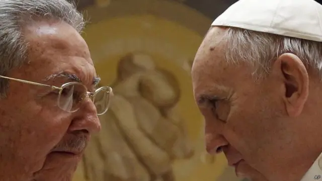 راؤول كاسترو و البابا فرانسيس في الفاتيكان مايو/آيار 2015