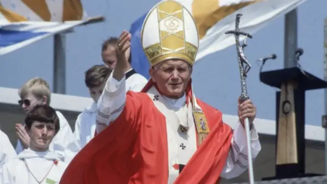 تحدد الاتجاه الفكري للبابا يوحنا بولس الثاني تجاه الشيوعية بناء على عيشه في ظل أنظمة شمولية