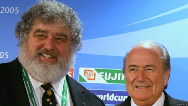 Чак Блейзер с Зеппом Блаттером 13 июня 2005 года