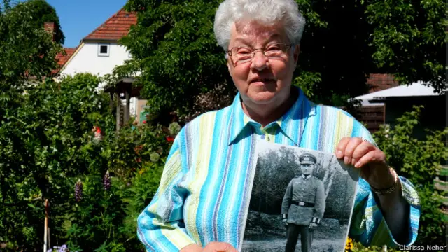 Christel Riese com a foto de seu pai, desaparecido na 2ª Guerra