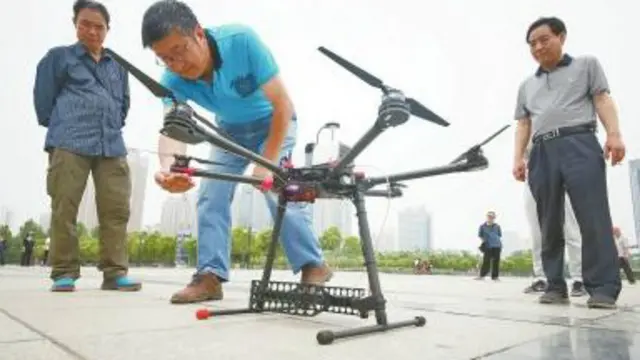 洛阳官员在测试无人机(图片来自大河网)