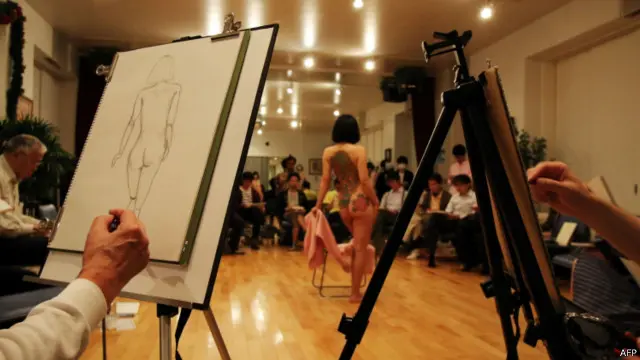 日本大龄男性通过人体素描了解女性身体