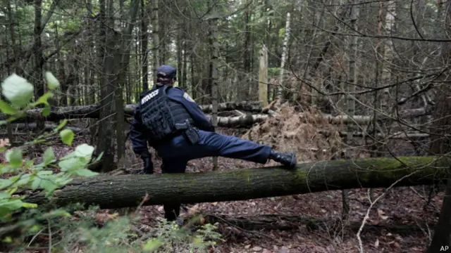 agente de policía busca a los prófugos del penal de Clinton. Nueva York