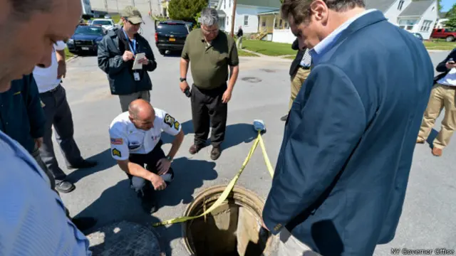 Gobernador Cumo observa boca por donde salieron los fugados