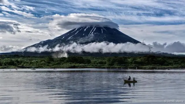 Hình chóp nón của núi Phú Sĩ tạo nền đẹp cho Tokyo (Ảnh của Getty Images)