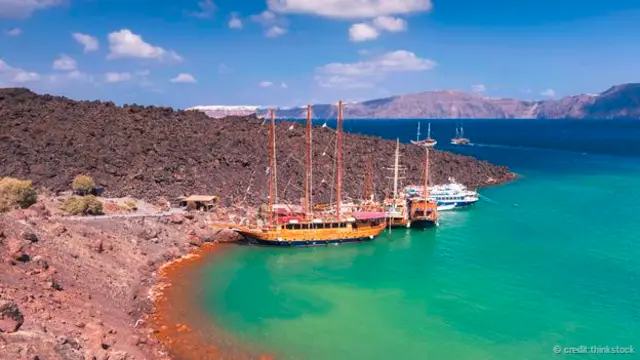 Đảo không người Nea Kameni nằm phía trong miệng núi lửa ngập nước Santorini (Ảnh của Thinkstock)