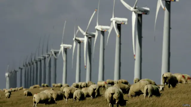 风力发电是可再生能源之一。