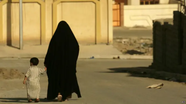 நகரவாசிகளின் வாழ்வின் பெரும்பகுதி கட்டுப்படுத்தப்படுவதாக புகார்